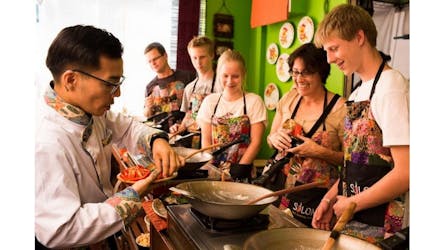 Autêntica aula de culinária tailandesa na Amita School